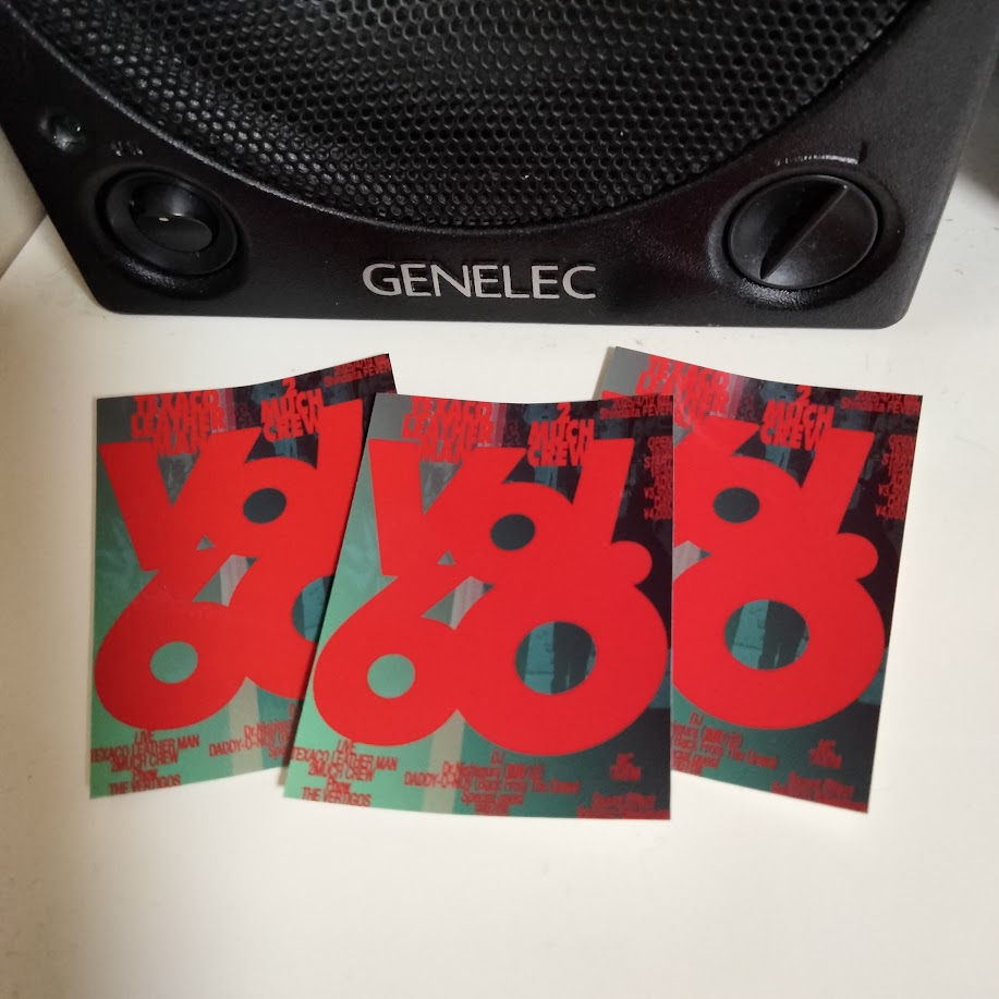 北山氏デザインの会場限定ステッカーも先着順で配布します！お早めに来てね！
サイズ感はGENELEC 1029Aという事で。