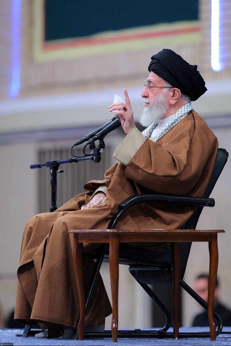 به فرمایش حضرت آقا:
مروز ارتش ما ــ ارتش جمهوری اسلامی ــ بمراتب از آن روزهای اوّل انقلابی‌تر است، از روزهای هیجان مؤمن‌تر است، معتقدتر است، آماده‌تر است؛ هر چه گذشته، ارتش خالص‌تر شده.
#ارتش_انقلابی