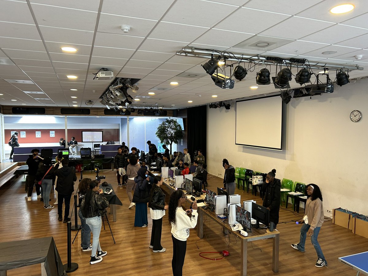 Vandaag organiseren wij met 16 sets een Just Dance en FC 25 toernooi voor de leerlingen van het Bindelmeer College in Amsterdam #amsterdam #school #fc25 #justdance #poga #bindelmeercollege