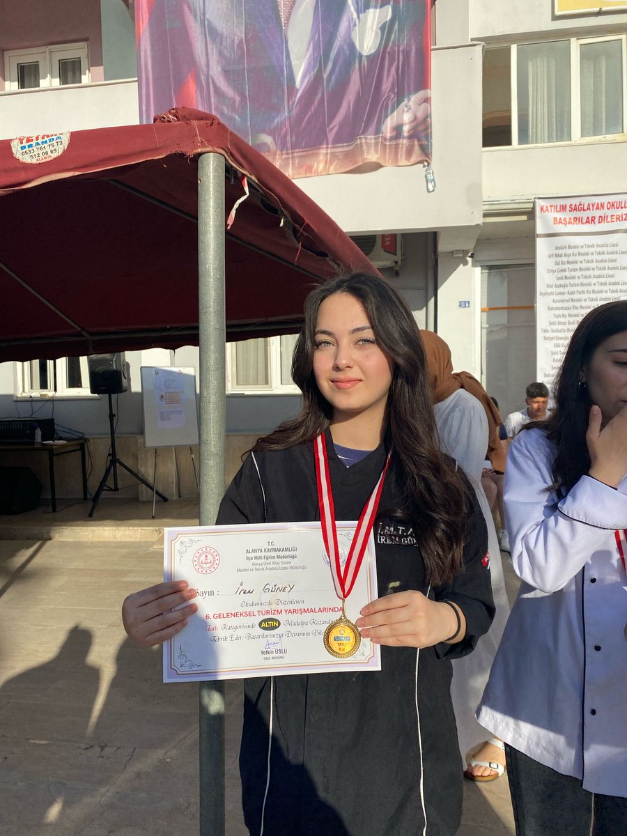 Alanya’da 25 okulun katıldığı 6. #GelenekselYemekYarışmasında  
#İznikMeslekiveTeknikAnadoluLisesi 
#YiyecekİçecekHizmetleriAlanı 
öğrencilerimiz 2 altın, 1 gümüş madalya alarak ilimizi ve ilçemizi başarıyla temsil ettiler. Okulumuzu tebrik ederiz.
<a href="/Alireisoglu34/">Dr. Ahmet ALİREİSOĞLU</a>
<a href="/Muhammet_Asil61/">Muhammet ASİL</a>