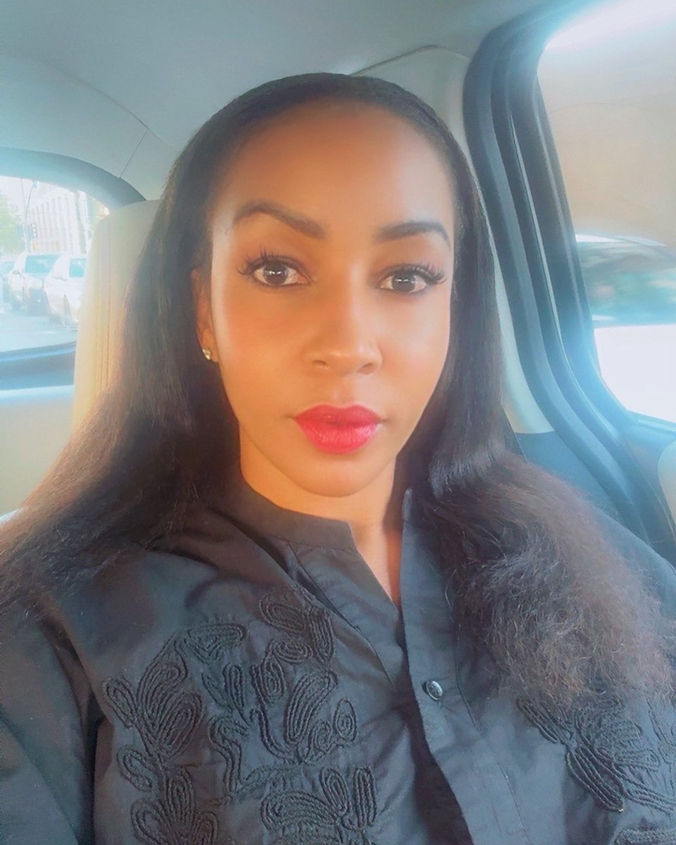 FarajaNyalandu's tweet photo. Ijumaa Kuu ni nini? Ni ile siku Bwana Yesu alisulubiwa, ni ile siku imani ya wakristu ilijaribiwa, ni ile siku walijiuliza iwapo tulikosea kuamini? Ni ile siku tumaini lilipotea. Mkombozi hatunae tena.

Tumeziishi sana ‘Ijumaa Kuu’.

Hii siku imetukuta wengi kwa nyakati tofauti. Tukiwa tumekata tamaa, tukisononeka, tukilia kwa uchungu. Tukijua imeshashindikana, na haiwezekani tena. 
Misiba na misiba.

Lakini hili Juma takatifu ni kiashiria kuwa ‘Ijumaa Kuu’ itapita na ‘Jumapili ya Pasaka’ itafika. Taabu zitapita na tumaini litarudi.

Ilikuwa lazima Bwana Yesu asulubiwe hadi kufa ili afufuke. Lazima ‘tusulubiwe’ ili Miujiza ya Mungu ionekane. Jumapili inakuja, utashangilia, tutashangilia. 

Tubaki na imani kuu, Mungu yuko kazini 🙏🏽