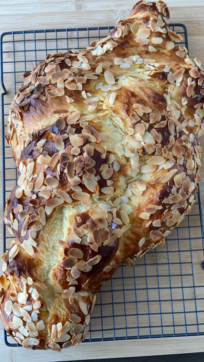 sebnem_fb's tweet photo. Paskalya Çöreği yaptım 🐣
#easter #easterbread https://t.co/x8AFGq19IV