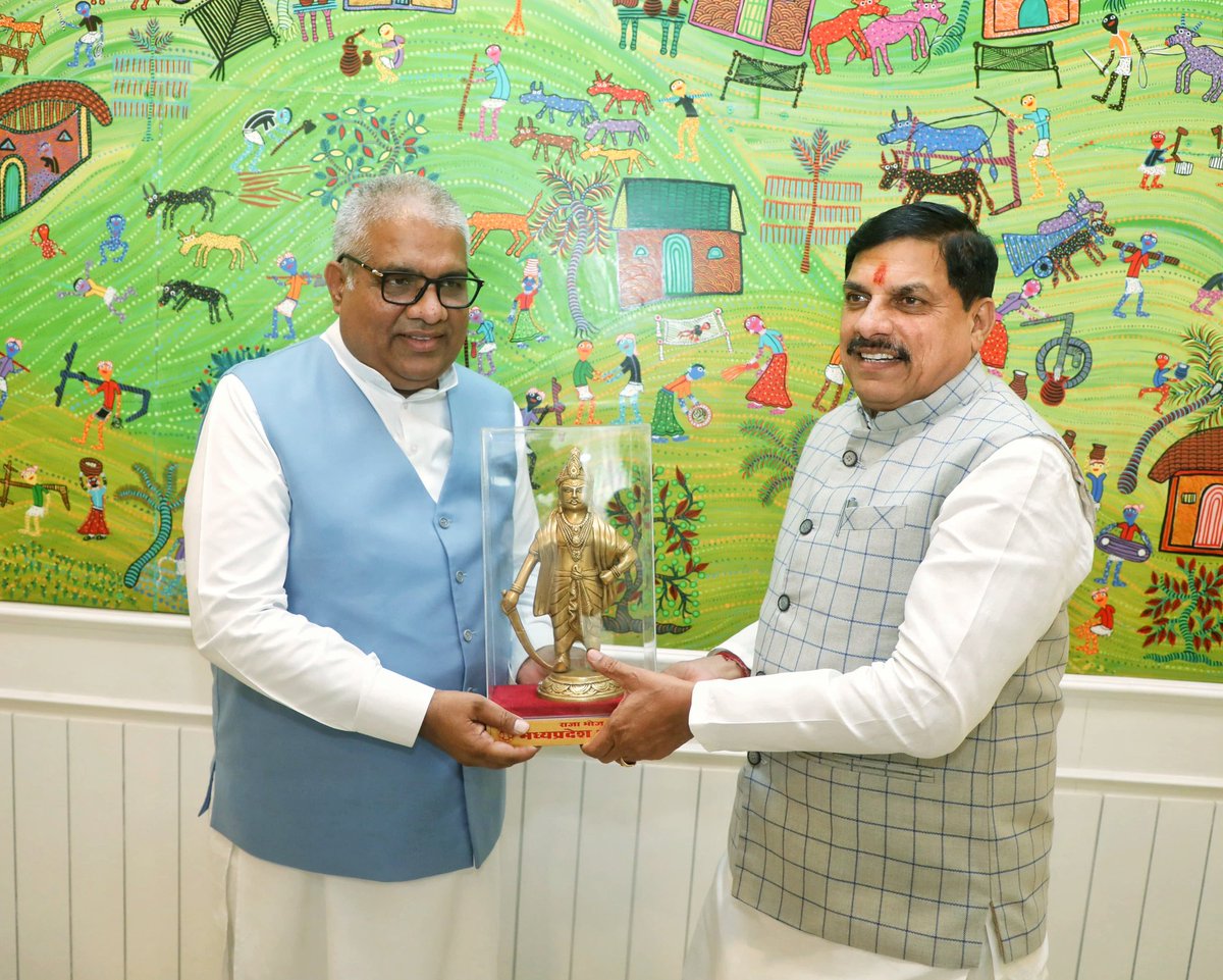 Office of Dr. Mohan Yadav (@drmohanoffice51) on Twitter photo माननीय मुख्यमंत्री जी ने आज मुख्यमंत्री निवास में पधारे केंद्रीय वन पर्यावरण एवं जलवायु परिवर्तन मंत्री माननीय श्री भूपेंद्र यादव जी को राजा भोज की प्रतिमा भेंट कर उनका अभिनंदन किया।
<a href="/byadavbjp/">Bhupender Yadav</a>
<a href="/DrMohanYadav51/">Dr Mohan Yadav</a> माननीय मुख्यमंत्री जी ने आज मुख्यमंत्री निवास में पधारे केंद्रीय वन पर्यावरण एवं जलवायु परिवर्तन मंत्री माननीय श्री भूपेंद्र यादव जी को राजा भोज की प्रतिमा भेंट कर उनका अभिनंदन किया।
<a href="/byadavbjp/">Bhupender Yadav</a>
<a href="/DrMohanYadav51/">Dr Mohan Yadav</a>