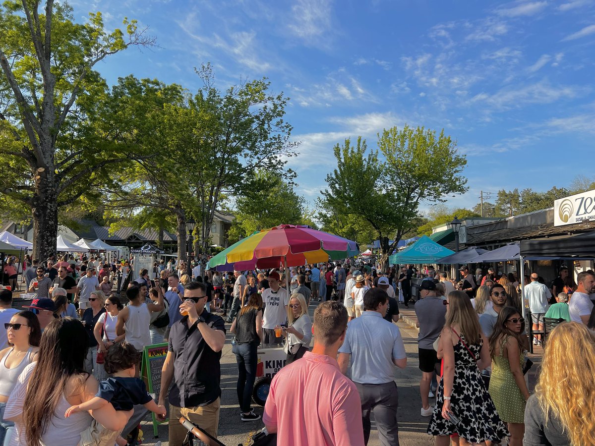 AuroraCineplex's tweet photo. #AliveinRoswell Thur April 17th on Canton Street!
It was a success! Great weather, music, and fun! We met so many great people and gave out 600 Free Aurora popcorns to hungry fans! Shout out to our friends, the awesome #TeamRFD @CityofRoswellGA
#AuroraCineplex #Roswellga https://t.co/cy4Se33YlM