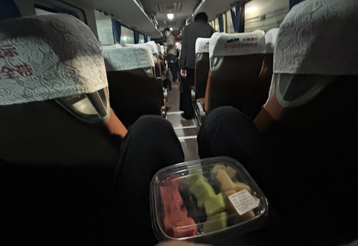 本日から再び海外編✈️🌏

今回は12人移動なので貸切バスを用意してくれてました🚌
メロンスイカ貰いました。
僕は頑張って陽キャぶって一番後ろの真ん中に座っています。