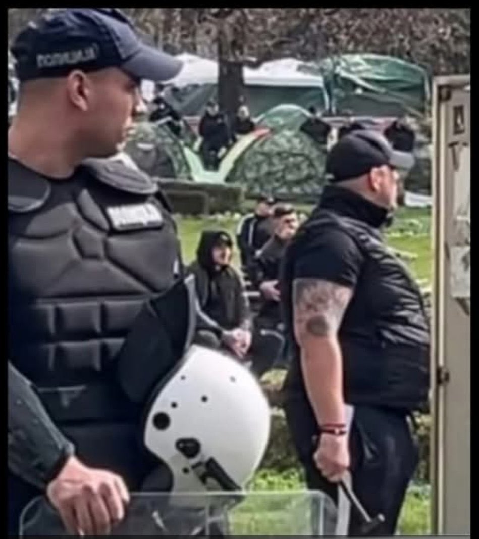 Važi, reši nam liturgijski ovog s čekićem.