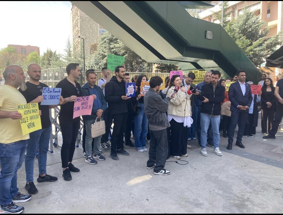 sdaolgun's tweet photo. Açıklanan 15 bin atama bırakın okullardaki öğretmen açığını kapatmayı, emekli olanların yerini bile doldurmaya yetmez.
Eğitimden Tasarruf olmaz! https://t.co/B5BTfvmzm7