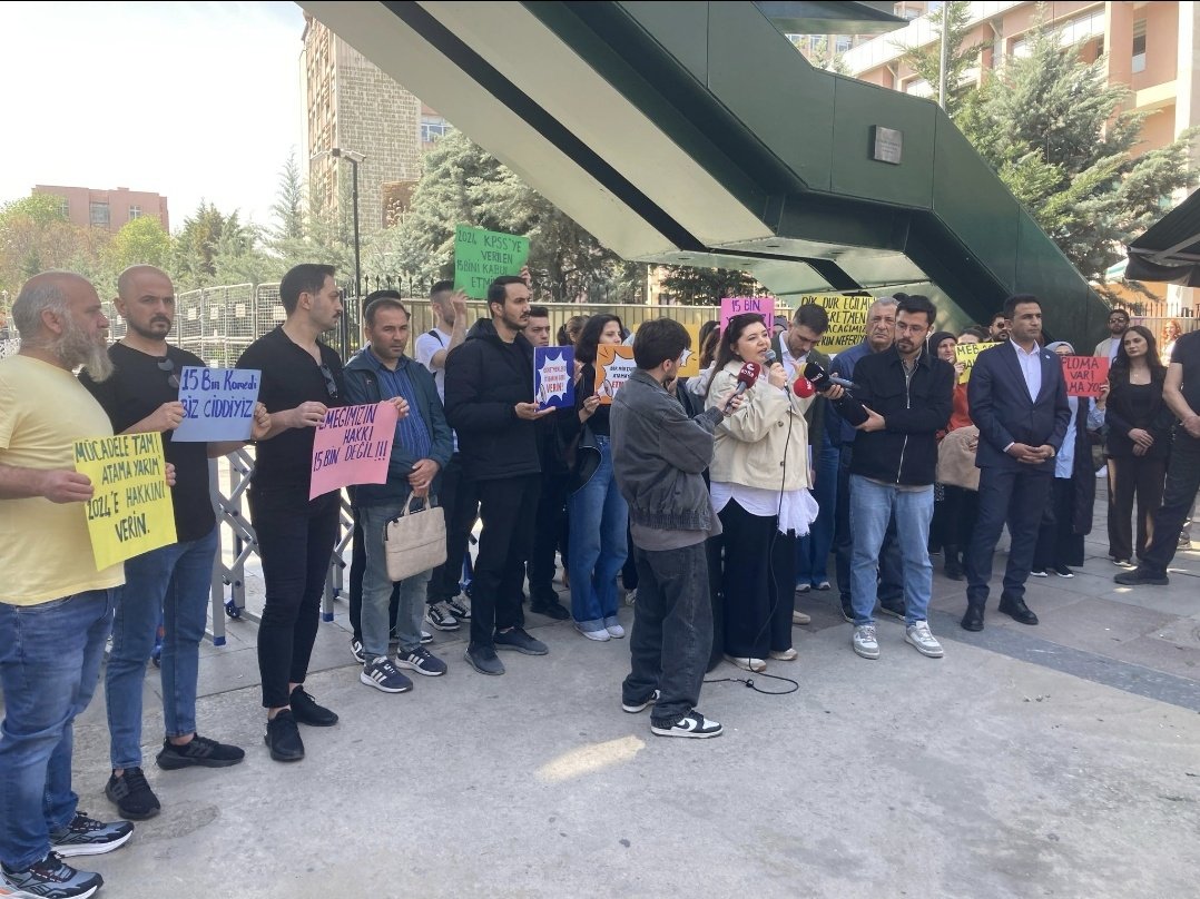 Açıklanan 15 bin atama bırakın okullardaki öğretmen açığını kapatmayı, emekli olanların yerini bile doldurmaya yetmez.
Eğitimden Tasarruf olmaz!