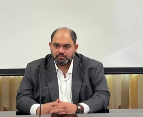 TweetPetro's tweet photo. دکتر امیر اکبری مدیر عامل #توسعه_پلیمر_کنگان نشان داده هرجا نیروی متخصصی از #استان_بوشهر باشد کار را به او می‌سپارد و ابایی در استفاده از #جوانان بومی ندارد. امید که عباس اعتمادی‌پور در #روابط_عمومی ایشان را روسفید کند.

#پتروتوییت
#petrotweet
#امیر_اکبری
#عباس_اعتمادی_پور
#بومی https://t.co/tbxq183PKA