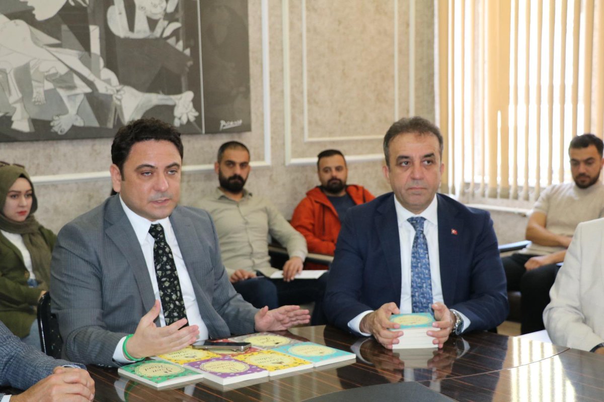 Kent Konseyi Başkanımız Süleyman Hartavioğlu ve Kent Konseyi Akademik Danışmanı Prof.Dr. Ömer Faruk Demirkol, Haliliye Kaymakamı Dr. Muhammed Serkan Şahin'in katılımıyla Şanlıurfa Ortaokulu öğrencilerine ve kütüphanelerine Dünya klasikleri ve yardımcı kaynak 500 adet kitap