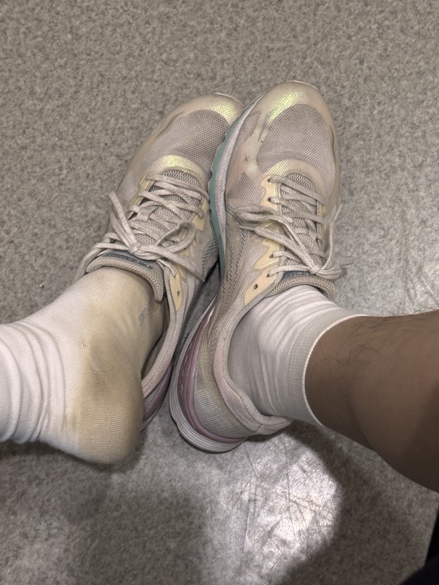 ChowPerv's tweet photo. 去年捞的直男爷们儿纯白战神 被大汉脚煲成纯种臭鞋 袜子进去一周上厚浆 脚底踩着胶粘 https://t.co/93TvCYxI1E