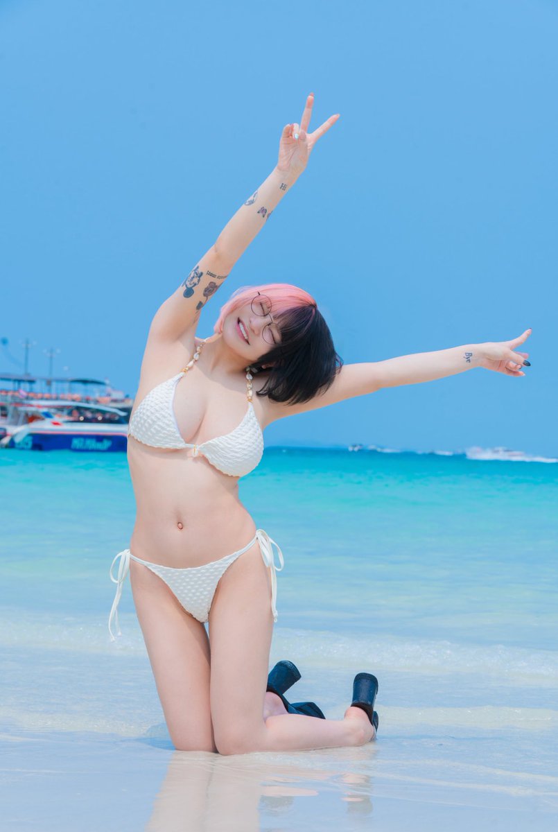 3rd写真集ここから見れます: https://t.co/AsBfAFxGk7 https://t.co/NWyfwjf5P5