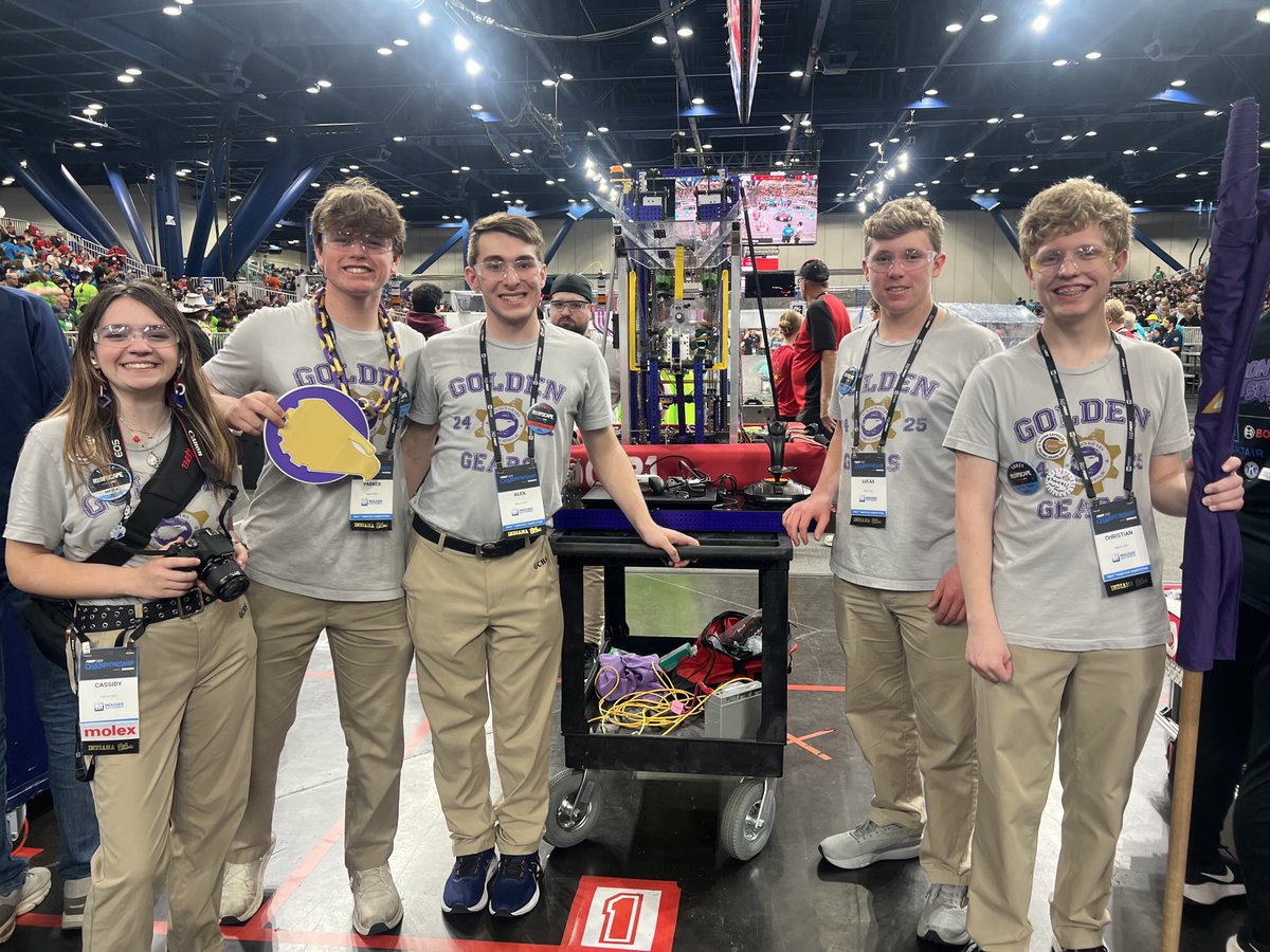 It was a good first day for ⁦<a href="/gcgcubed/">Golden Gears 10021</a>⁩ . They are holding their own on the biggest stage in robotics against teams from all over the world. Keep up the good work!