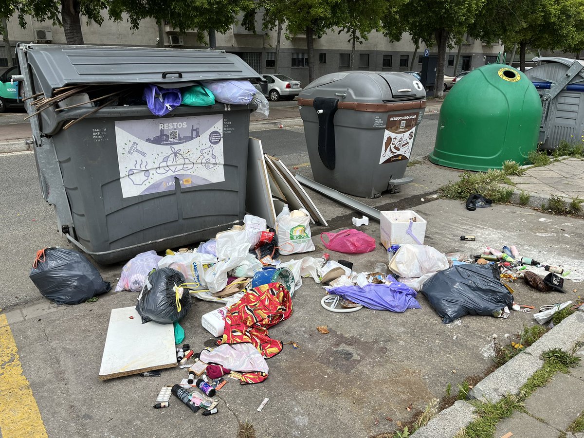pgabella1's tweet photo. Además de quitar contenedores, os lleváis días sin recoger la basura en Calle Chucena. Da asco @LipasamSevilla @Ayto_Sevilla https://t.co/wPkzmiFoFq