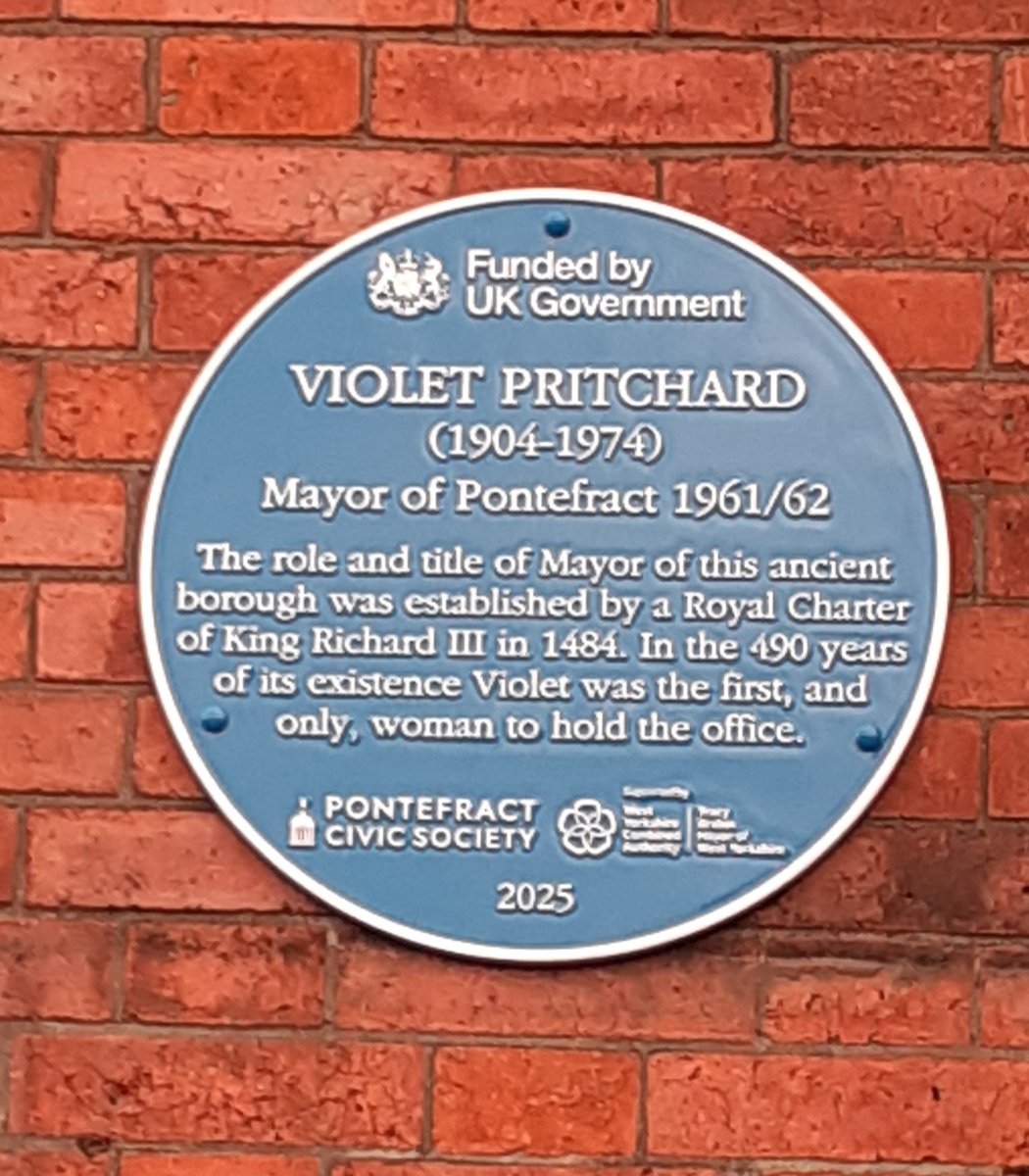 PontefractCivic's tweet image. #WorldHeritageDay rather than usual local buildings, we're showcasing 8 new #blueplaques 'Plaques for Pomfretians' - people born in Pontefract, those who served Pontefract, or made their name here.
#pontefract