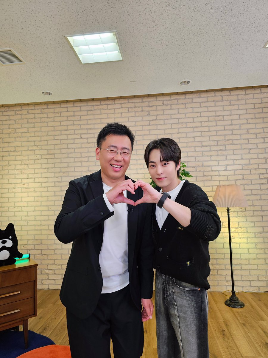 XIUMIN_INB100's tweet photo. ABEMA <허식당-시공을 초월한 사랑의 셰프> 클라이맥스 직전 스페셜

ABEMA와 함께한 <허식당> 인터뷰!
마지막 화까지 많은 사랑 부탁드려요!!💙

#시우민 #XIUMIN #허식당 #HeosDiner https://t.co/paKHD3M9CU