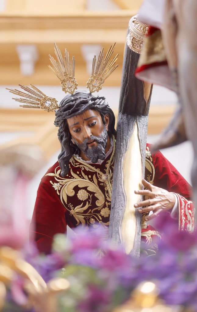 Así entraba en la Capilla de los Marineros el Santísimo Cristo de las Tres Caídas tras una larga y plena estación de penitencia en la madrugada del Viernes Santo 

#EsperanzaDeTriana25 
#LaMisiónDeLaEsperanza
