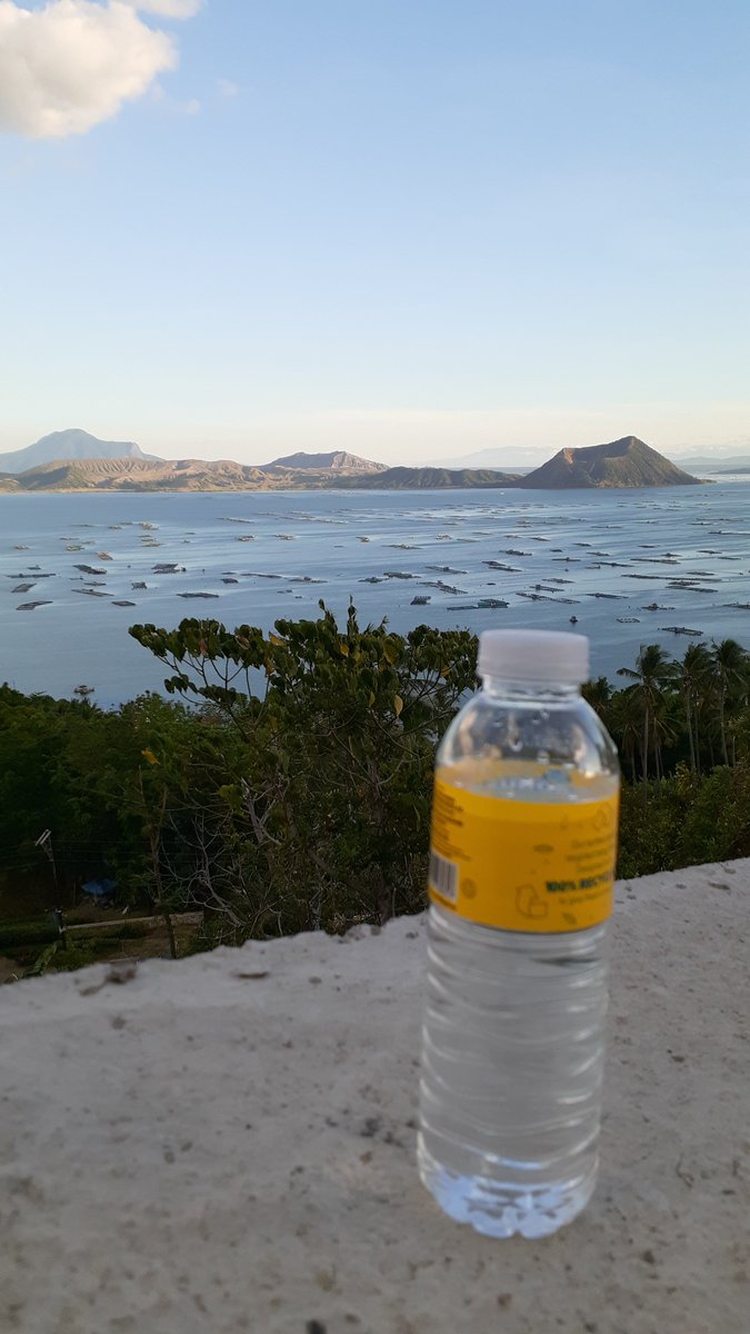 AccioHyewon's tweet photo. Sana may kandidato na namimigay ng bottled water kahit isang crate lang. 😆 https://t.co/HYHznhq7rR