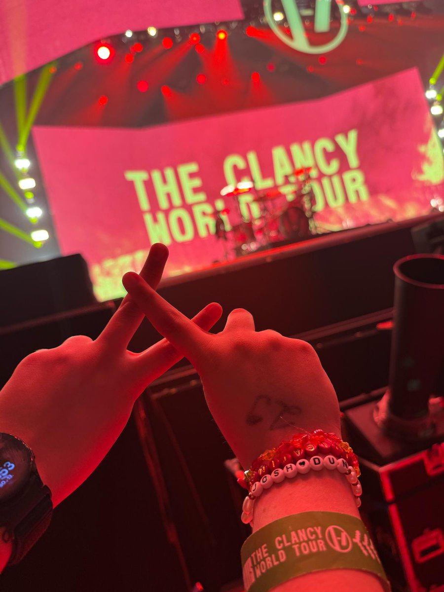 luke_jamie01's tweet photo. I finally saw the band for the first time who saved my life 10 years ago.
I can't describe how amazing & incredible it was and how thankful I am for being still alive.
Thank you, boys |-/❤️
so few, so proud, so emotional.
#clancyvienna https://t.co/tJ1aejDi1a