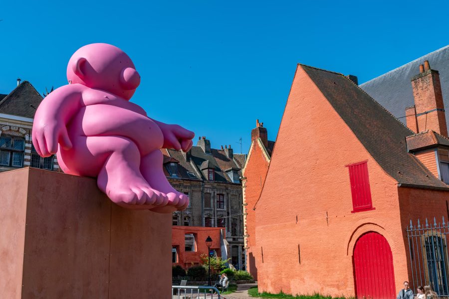 En attendant la grande parade d’ouverture du 26/04, <a href="/lillefrance/">Ville de Lille</a> continue de se mettre aux couleurs de FIESTA ! 4 nouvelles installations artistiques à découvrir dès aujourd’hui : Vieille Bourse, <a href="/PBALille/">PBA Lille</a>, Hospice et îlot Comtesse. Et d’autres encore à venir à Fives &amp; Wazemmes…