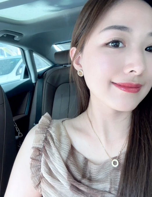有时偷情不是刻意的，单纯就是气氛到了…

就比如和同事出差，说累了帮我按按脚，就不自觉的发生了。在房间里后入的时候还让我特地开着门…好怕被其他同事发现我这么骚，但是刺激感又让我一直用小穴套弄着肉棒… 

 和熟人还是有点危险呀，还是要试试推上的网友们，附近的可以私信报名哦～ https://t.co/PbL7qY93hN