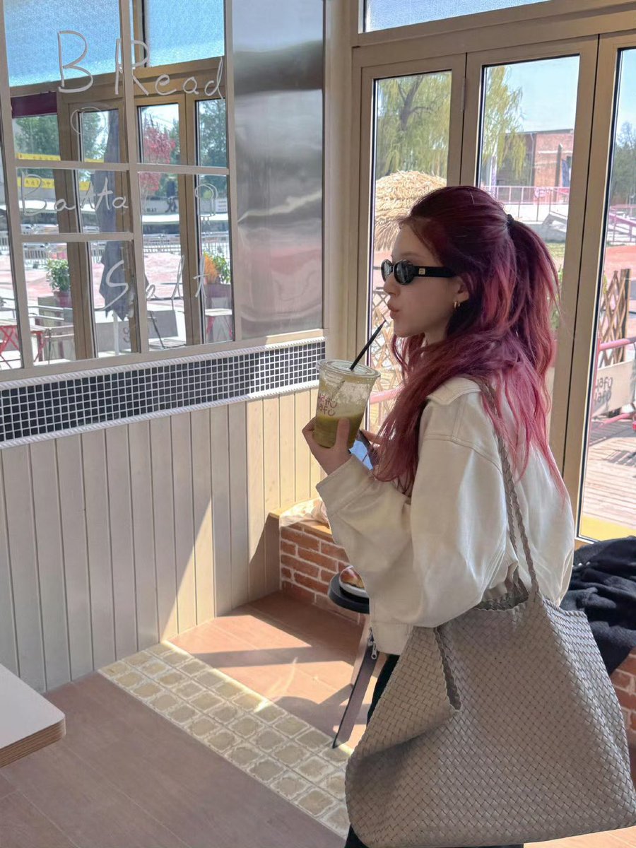 wonwoncity's tweet photo. red hair rosy is so chic 🍓 https://t.co/HATCtlezoI