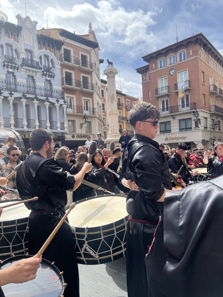 Tambores y bombos también resuenan en Teruel capital, maravilloso sonido que me devuelve a la infancia.