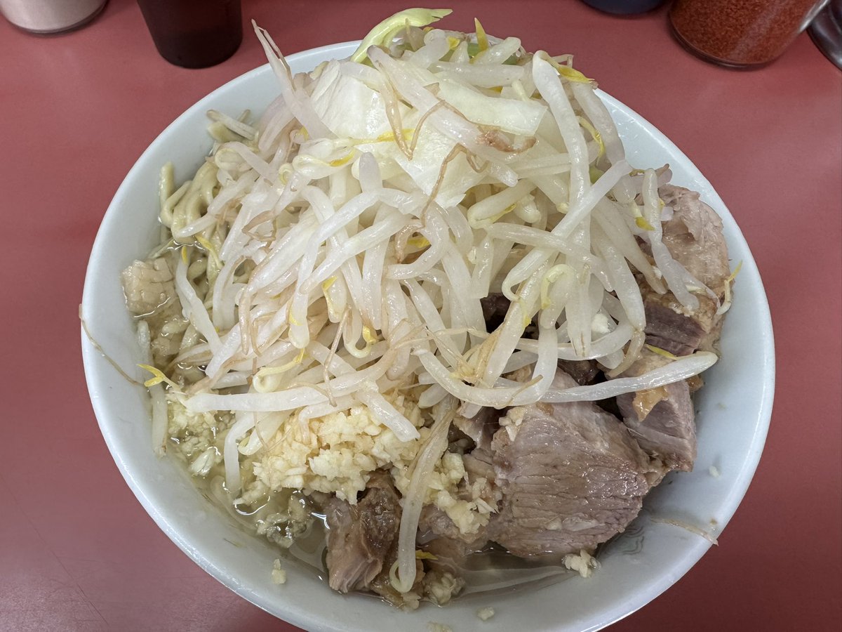 Yuji_KABA's tweet photo. すごく久しぶりの二郎
そう、まだワイルドでいたいから…
平日しかやってない小岩店　
やっと来れた！って感じ
小ラーメン+豚増し・野菜・ニンニク
丁寧に作られてて美味しかったのだが、ショックだったのは、食べるのが1番遅かった…
そして小なのにお腹いっぱい…
#ラーメン二郎
#ラーメン二郎小岩店 https://t.co/vdDm1rY2fv