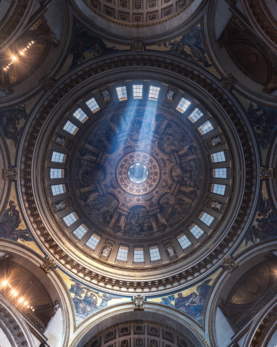 Gm ☀️ 
Bless with some spectacular light from yesterday’s Maundy Thursday Chrism Eucharist at St. Paul’s Cathedral. 🇬🇧