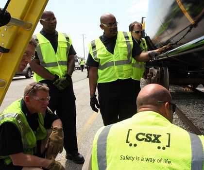 ConrailOfficial's tweet image. Check out this important safety page on CSX’s website, one of Conrail’s  parent companies. Always valuable railroad safety tips, especially the one about addressing safety with the team each day. csx.com/index.cfm/abou… #conrailsafety #railroadsafety #railsafetytips