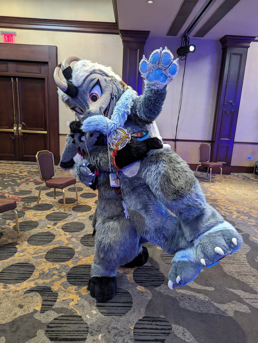 ScamperAnglDerg's tweet photo. @Hugz_N_Snugz *asserts my dominance by giving @Old_Chains uppies* https://t.co/8X4TKD8h6Z