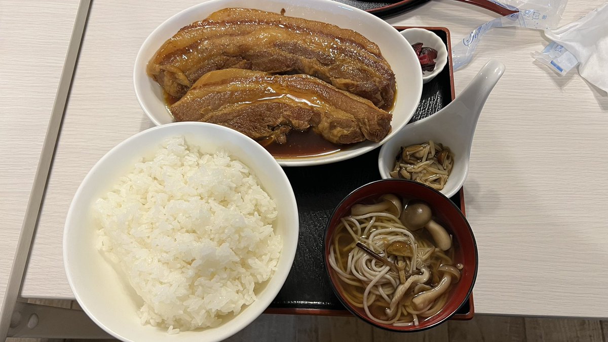 daikun1975's tweet photo. 愛別の「おちこち」に仲間と4人で行ってきました！

贅沢に豚角煮2本入った定食に！

ご飯もオカワリして

大満足なんだが、胃がもたれて、昼に食べたのに、夜になってもお腹空く気配がありません😭

美味しかったなー！また行きます！

#おちこち
#愛別 https://t.co/NrdpYTZamM