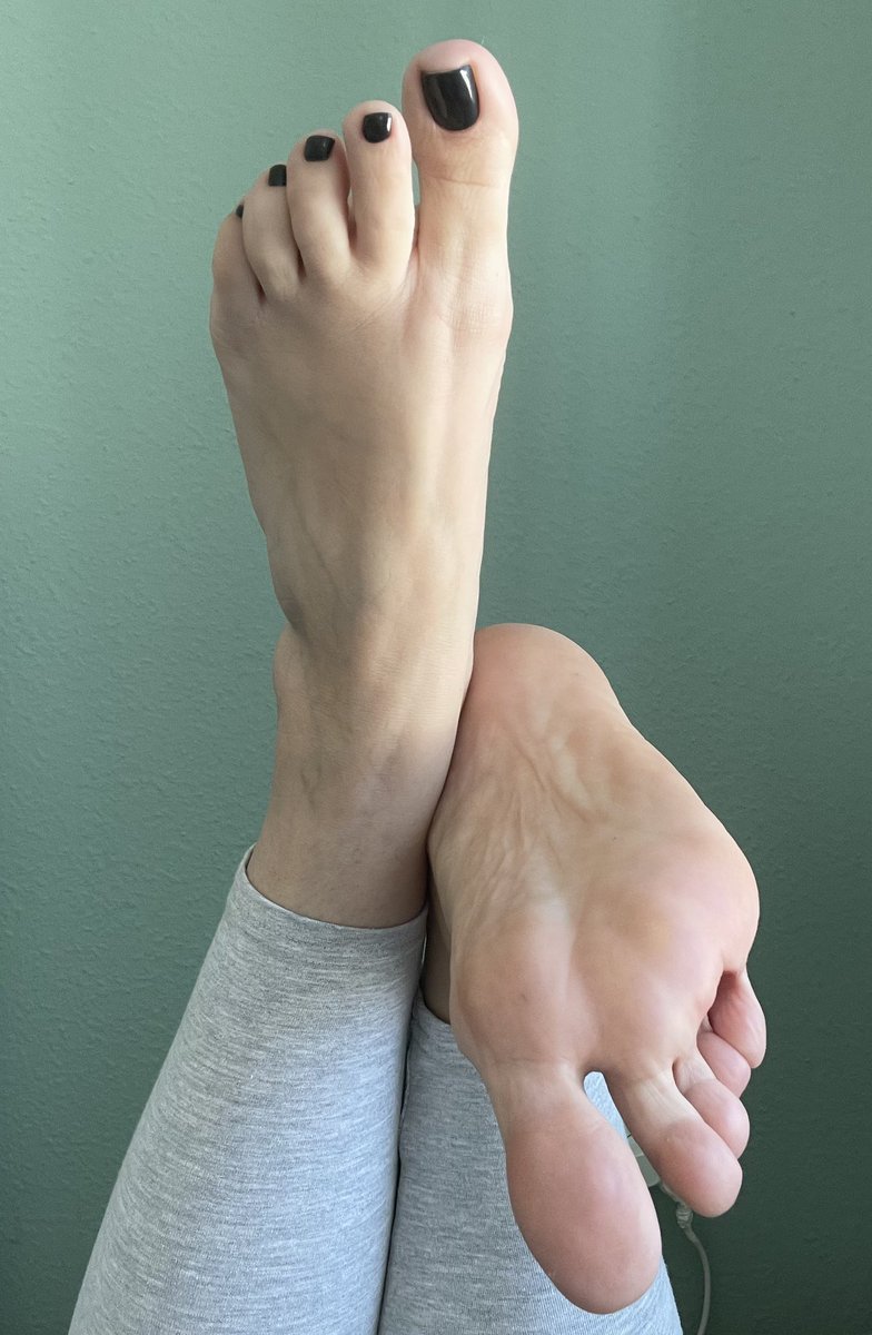 BrownSarah56809's tweet photo. I stretch my legs, this time you are above me bending down. I press my soles into your face, you start to suck in each toe and then lick the soles clean.

@Tweety_Feet 
@Maturefootlover 
@Thetoesfinder_1 
@Casualfeet1 
@feetandsoles5 
@FeetRetweets 
@Prettytoes69 https://t.co/vBQIW6bFfV