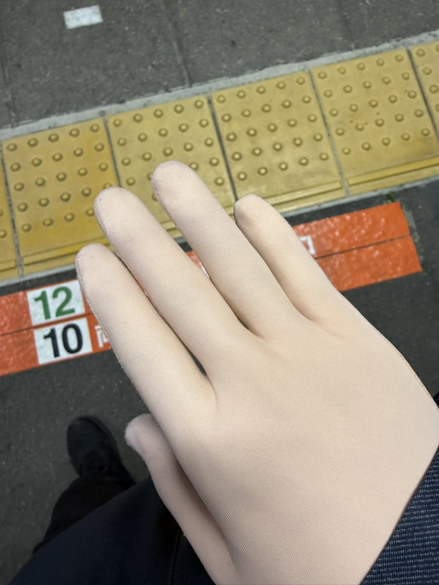 まだ着いてないけど肌タイツの手が出るだけでドキドキする…