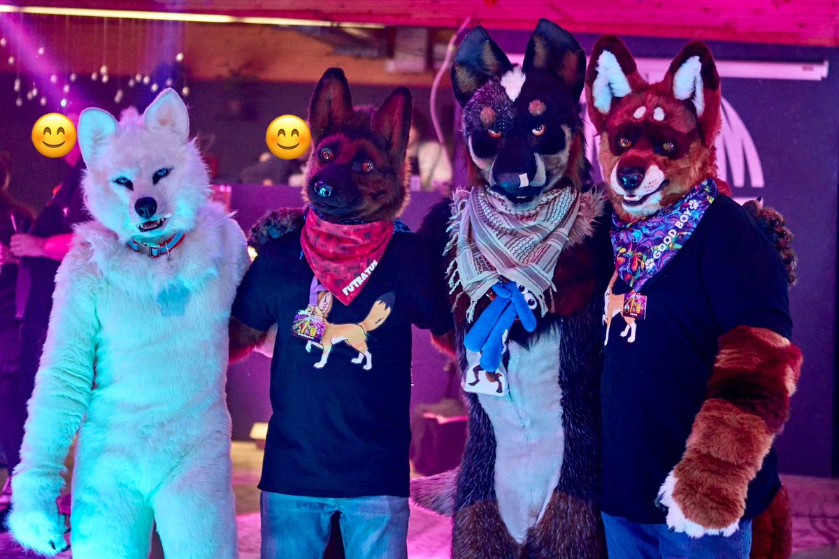 BluishGecko's tweet photo. I met three chill fellow canines at the #SSFD 8 last weekend (organized by @suedstaatenfurs.bsky.social ) 😋 Was a super fun evening and good to be out and about as Blouie again after more than 6 months! 
#furry #fursuit #shenanigans https://t.co/ZSHTCA19Lg