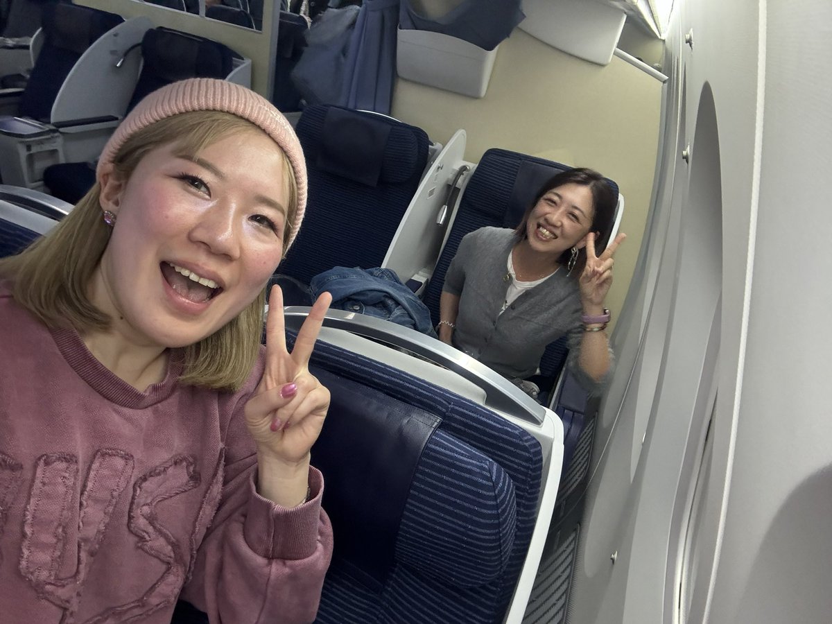 KaeJ87's tweet photo. みんなでビジネスクラスに乗って　
韓国🇰🇷✨買いつけきたよーーー！✨　　
　
もちろん、マイルできました😘
　
#MyCareerGirl養成講座　
#韓国　
#マイル旅 https://t.co/1bGpqrB6JN