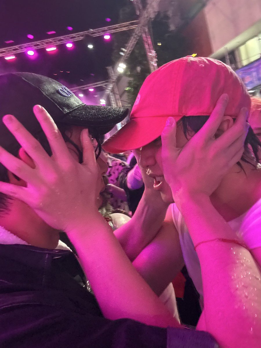luvtwpe's tweet photo. 🦈: i only remember the part when i applied lib balm on my lips.

🎸: i was about to apply some, but there wasn’t much left. i didn’t think much of it, so I just grabbed it and kissed him 

OH. MY. GOD. 😭😭😭😭😭😭 

OREO X WILLIAMEST
#OreoSpaceDunkXWilliamEst 
#WilliamEst https://t.co/obkYRlw3Bp