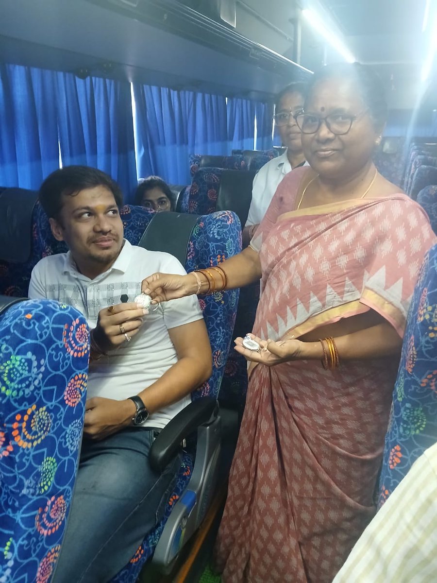 DM_Nizamabad1's tweet photo. 🌟 Spreading Smiles on Courtesy Day! 🌟
In celebration of Courtesy Day, we had the pleasure of gifting keychains to our valued passengers at NZB Bus Station. Thank you for your continued trust—your journey is our priority. 🚌 #TGSRTCHQ #Telangana #CourtesyDay #CustomerService https://t.co/4C5ad7Hz7K