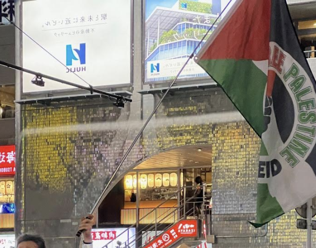 AsadoriQ's tweet photo. 浅草　スタンディング イスラエルはパレスチナのジェノサイドをやめろ A protest against Israel's genocide in Gaza and its ongoing illegal occupation of Palestinian land, held 18 April, outside Asakusa Station, Tokyo.     #FreePalestine #NetanyahuWanted #FreeDrHussamAbuSafiya https://t.co/GYjw4eokdb