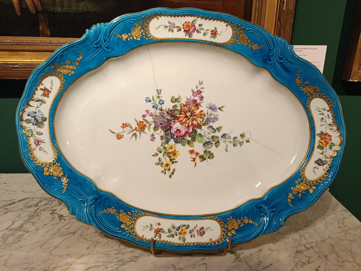 LaforeAlexandre's tweet image. Préemption attendue et nécessaire du @CVersailles pour ce grand plat inédit provenant du service bleu céleste de Louis XV, tout juste adjugé 260 000 € marteau chez Auctie's à l'hôtel @Drouot et mécéné par l'indispensable société des @amisversailles 👏