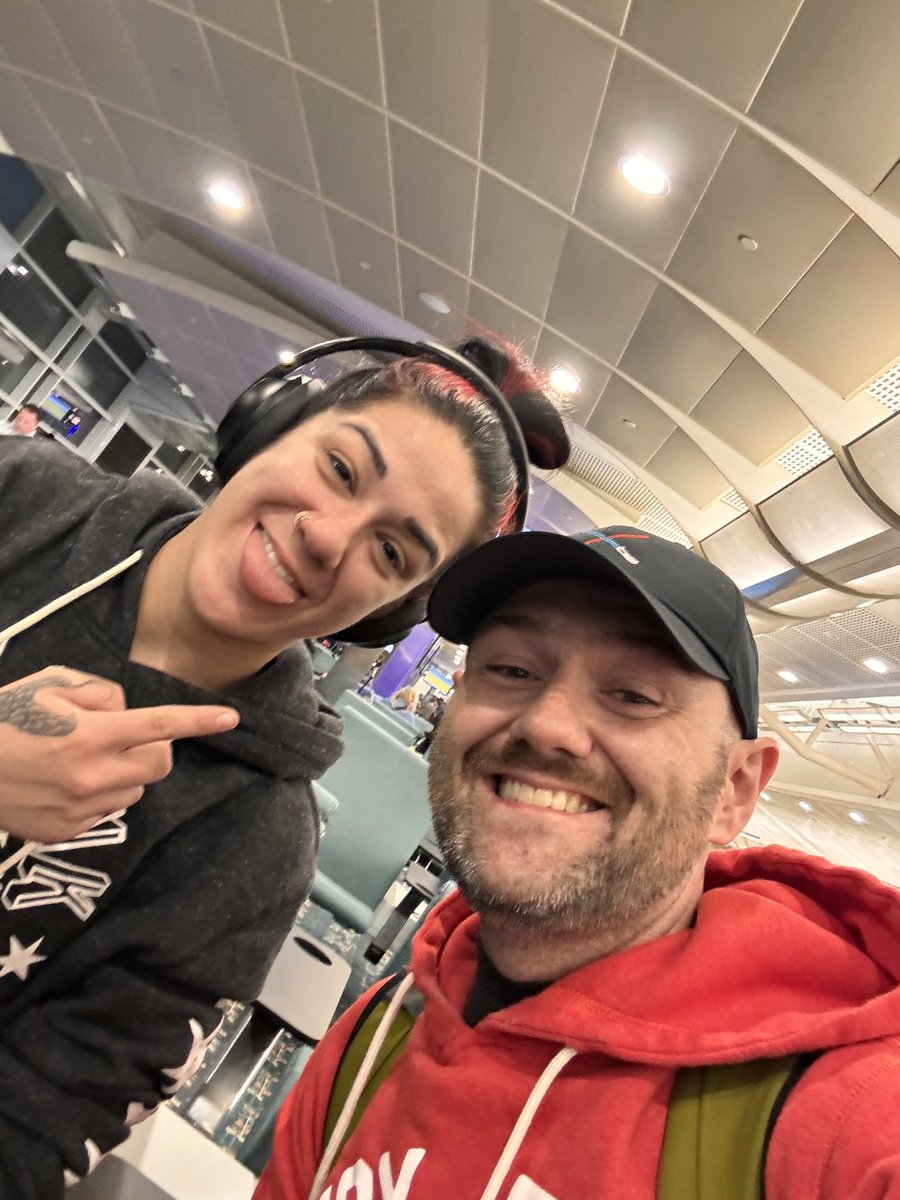 Glineass's tweet photo. ⁦@ChrisVanVliet⁩ also speaking of #askcvv … I met ⁦@itsBayleyWWE⁩ at the airport last year right before mania and she couldn’t have been nicer! I was bummed because I saw ⁦@FightOwensFight⁩ and missed the chance to say hi.. then my wife was like it’s bayley! https://t.co/34dOUu99fA