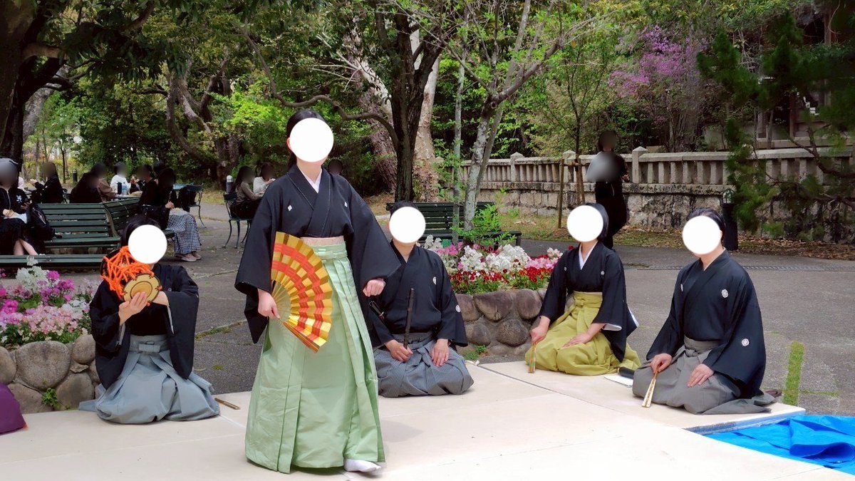 kc_noh_'s tweet photo. 本日は能楽師の先生方に来校していただき、新歓舞台を行いました🪭🎶 

足を止めて見てくれたりお囃子体験に参加してくださった方、準備から携わってくださった方々へ改めて感謝申し上げます。ありがとうございました！✨ 
来週4/25には着付け体験会を開催します!
#能楽部
#神戸女学院大学
#春からkc https://t.co/DzMl5KaOnX