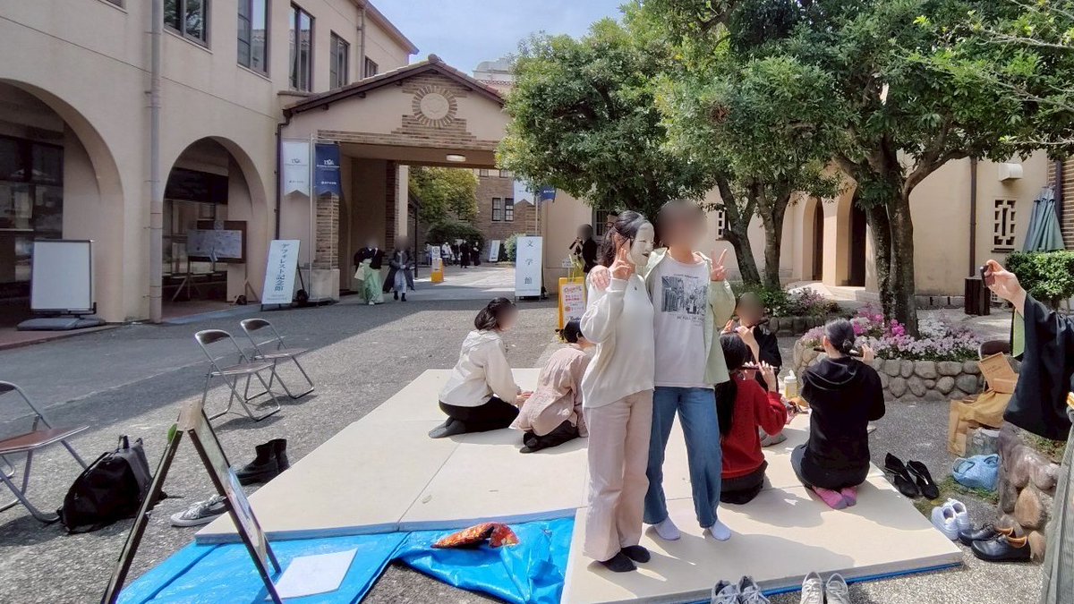 本日は能楽師の先生方に来校していただき、新歓舞台を行いました🪭🎶 

足を止めて見てくれたりお囃子体験に参加してくださった方、準備から携わってくださった方々へ改めて感謝申し上げます。ありがとうございました！✨ 
来週4/25には着付け体験会を開催します!
#能楽部
#神戸女学院大学
#春からkc