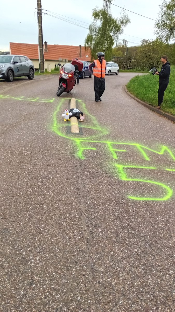 FFMC_57's tweet photo. Opération nids de poule 2025 en Moselle.
Pour des routes plus sûres.
#FFMC #ffmc57 #balancetoncentre #boycottct2rm #ctmoto Awacs FFMC #boycottctmoto #nonauctmoto #moto #motos #motards #2rm https://t.co/xYw51CxYt9