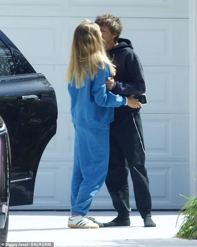LT91UPDATESIT's tweet photo. ALEXA PLAY THAT SHOULD BE ME BY JUSTIN BIEBER !!!!! https://t.co/GjYUjRj9ik