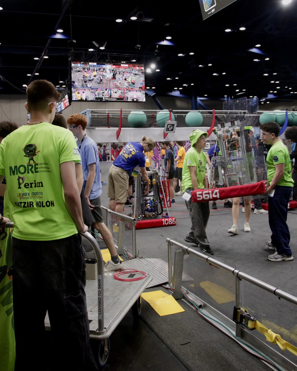 TeamSycamore's tweet photo. The 2nd day of the 2025 Reefscape World Championship has come to an end! 🤩
It was a particularly intense day! 👏🏻
We participated in 5 qualification matches and were also judged on our robot and community work. 💚
Can’t wait for tomorrow!! 🦾
#omgrobots https://t.co/jbTFMHPP4C