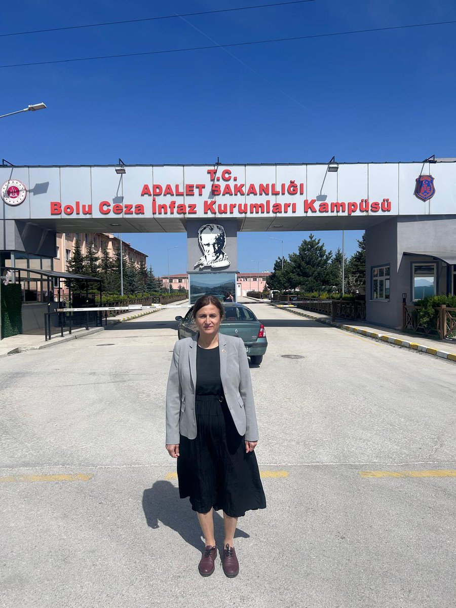 Bugün, yakın zamanda çocuğunu kaybeden Bolu Cezaevi’de hükümlü bulunan Melek Gelir Hanım’ı ziyaret ettim. Ölüm travmasıyla dışarda kalabalıkların, dostların arasında bile baş edebilmek çok zor iken, dört duvar arasında çocuk acısıyla yaşayan birinin acısında ortaklaşmak benim