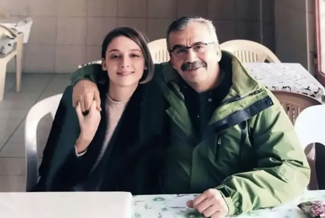 roberkoptas's tweet photo. bu memlekette derdi olan her gruptan insanın kalbine dokunduğunu görüyoruz kaç gündür. benim de bir anım var onunla. hayatımın en zor anında, en yalnız hissettiğim döneminde halimi uzaktan sezmiş, arayıp hatırımı, bir ihtiyacım olup olmadığını sormuştu. halbuki uzun bir hukukumuz da yoktu ama o samimiydi, biliyordum ve iyi hissetmemi sağlamış, bir şeylerin iyiye gideceğine olan inancımı artırmıştı. başka hasletlerinin yanında ne kadar ince, düşünceli ve vefalı olduğunu görmüştüm o gün, ömrümün sonuna dek unutmayacağım bir iyilik, insanlık dersiydi. 
ben dua etmem, inançlı değilim ama @cerenonder_ “babam duaya inanır, dua edin” diye yazdığından beri içimde duaya benzer ne varsa kazıp çıkarıyorum sırrı abi için. dirensin, sevdiklerinin yanına, aramıza dönsün, gülümseyerek halkının iyiliği için çalışsın diye. hadi abi, seni bekliyoruz hep beraber. kızının sözünü dinle, en iyi bildiğin şeyi yap ve diren, ne olur.
