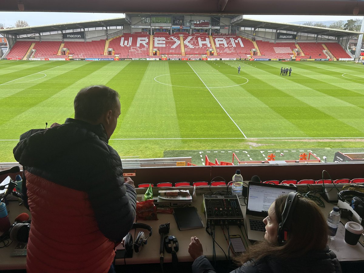 WaynneP's tweet photo. Dwi wrth fy modd gyda sylwebaeth penwythnos y Pasg ac os ydy'r tymhorau diwethaf yn rhywbeth i fynd efo da chi mewn am treat. Sylwebaeth llawn o gêm @Wrexham_AFC  @BristolRoversCT 
📻 🎙️ @BBCRadioCymru 
@BBCChwaraeonRC @DylLlanfair @bethanclement01 https://t.co/Y2ATQbk7wp