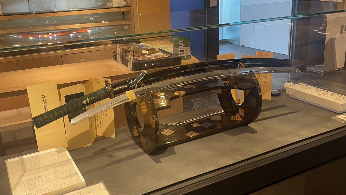 GTB_sword's tweet photo. 鐔、目貫ともに保存刀装具です。
こちらの���刀、近いうちに展示替え予定ですので、ぜひ今の内に💨ご高覧くださいませ♪
#鐔 #目貫 #刀装具 #日本刀 #高見國一
#tsuba #menuki #Japanesesword #TakamiKuniichi
登龍門図鐔
銘 淡海住
月泉子重熙(花押)
這龍図目貫
無銘 後藤(桃山) https://t.co/fB8S47D3gp